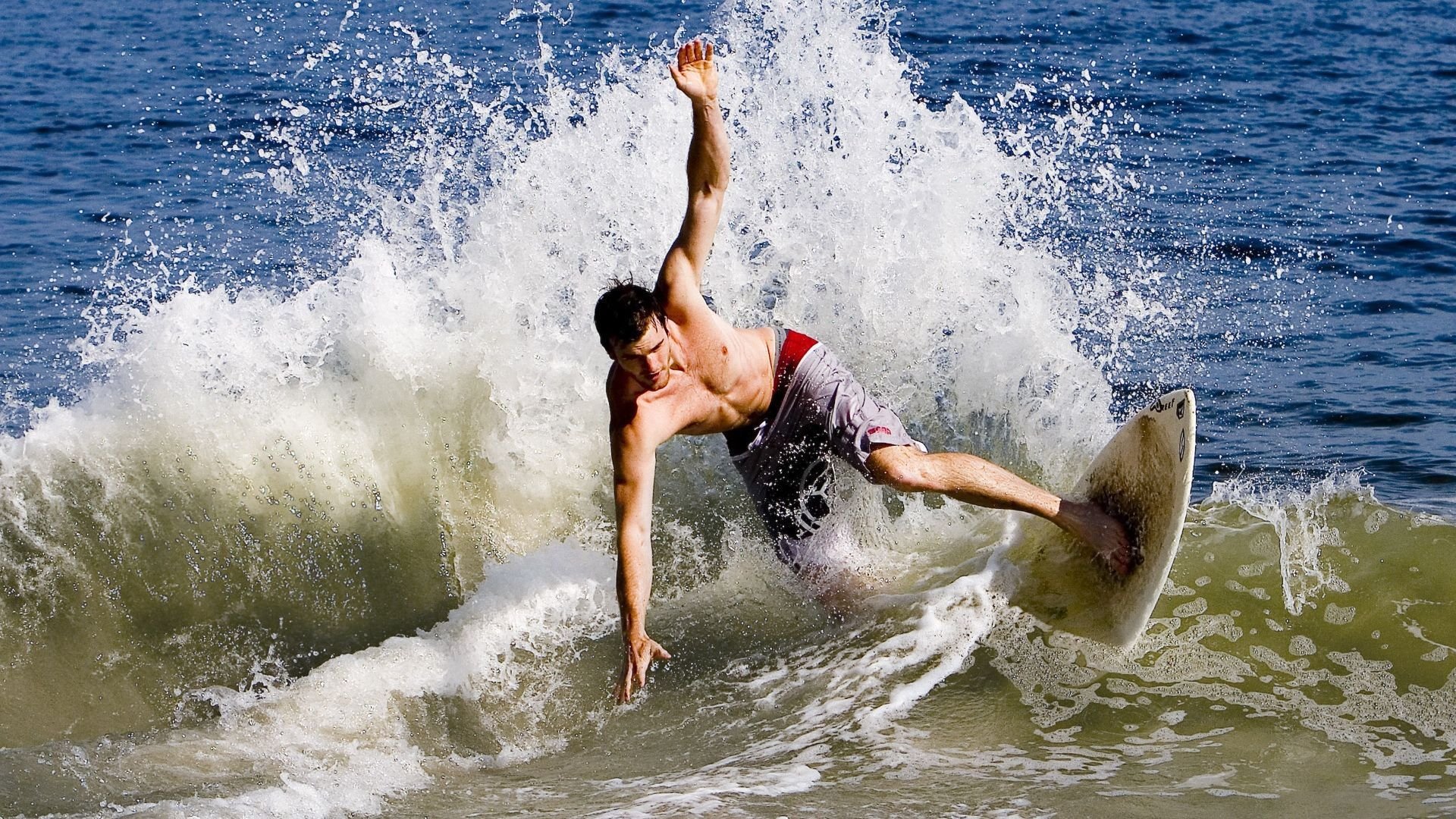 九游体育-JackeyLove赛事官方败北新规引争议，电竞规则的边界该如何界定？